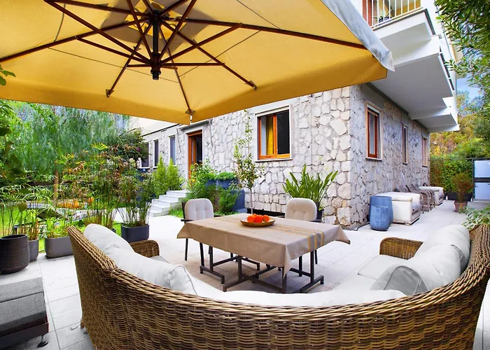 - Charme Apartment *