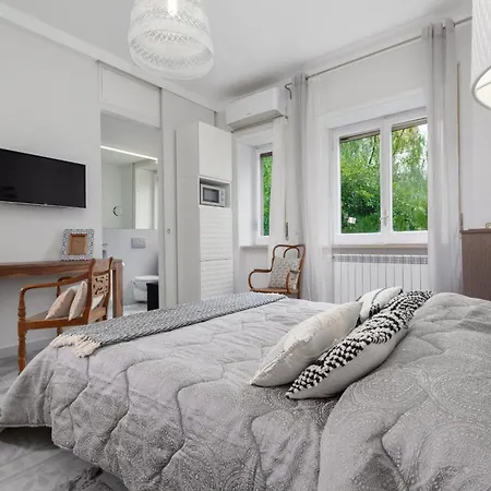 - Charme Apartment *